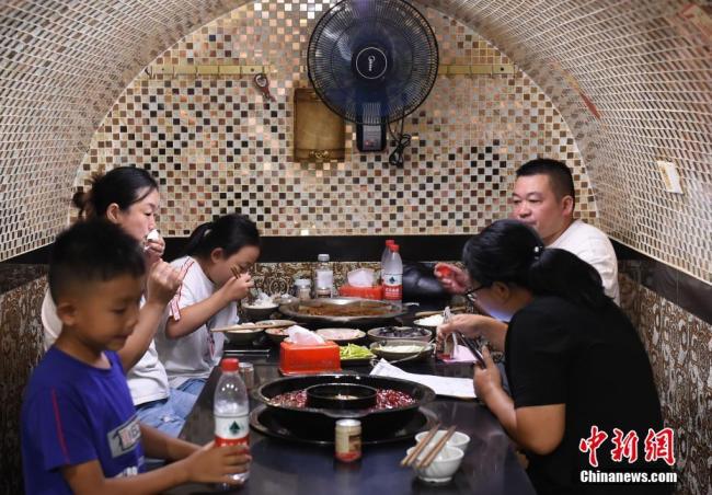 Chongqing : venez découvrir la fondue sichuanaise dans un abri anti-aérien abandonné