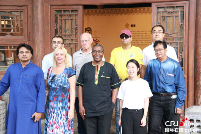 Photo de groupe devant le musée du Hutong Shijia