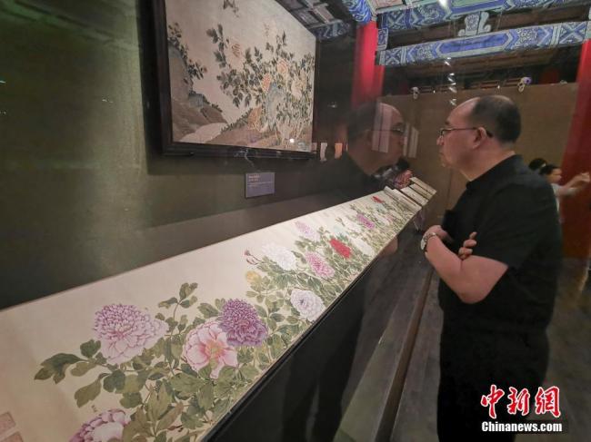 Beijing : une exposition des vestiges historiques sur les fleurs et les arbres au Musée du Palais