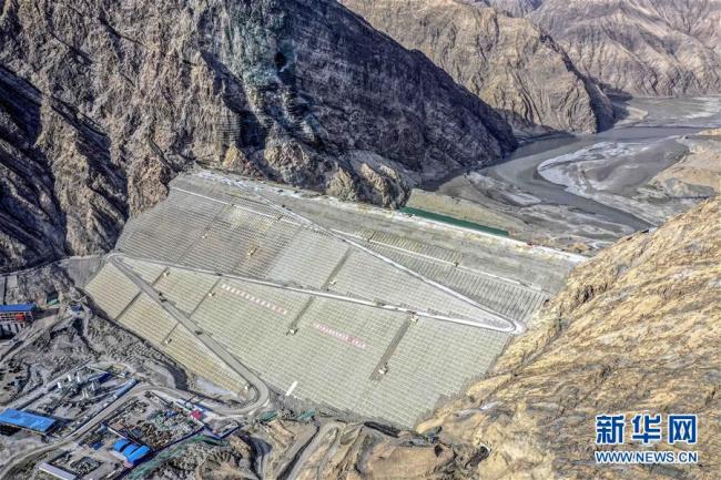 Photo prise le 24 août par un drone sur le réservoir d’A’ertashi en construction dans la région autonome ouïghoure du Xinjiang(nord-ouest de la Chine). Surnommé les « Trois gorges du Xinjiang », le réservoir d’A’ertashi protègera le bassin du fleuve Ye’erqiang des inondations, qui perturbent la vie des habitants locaux depuis mille ans.