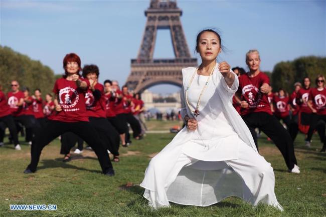 Des gens pratiquent le qigong, une gymnastique traditionnelle chinoise visant à cultiver et équilibrer l'énergie interne du corps, au Champs de Mars, à Paris, capitale française, le 14 septembre 2019. (Photo : Gao Jing)