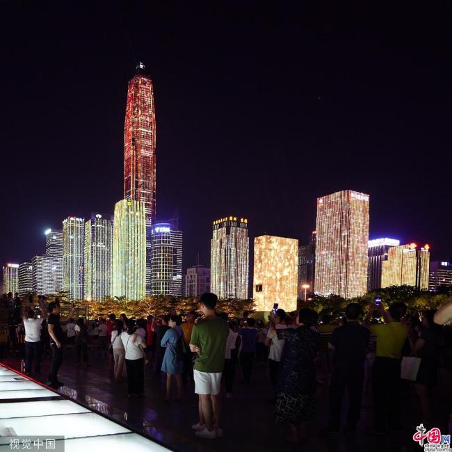 Le 21 septembre, pour célébrer l’arrivée de la Fête nationale, des spectacles de lumières ont été projetés sur des gratte-ciels dans le district de Futian, à Shenzhen.