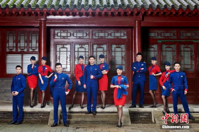 Hebei Airlines vient de dévoiler les nouveaux uniformes de ses agents de bord. Le créateur a choisi le rouge, qui signifie l’enthousiasme et la vitalité, et le bleu, qui représente la rationalité et l’exploration, pour interpréter l’esprit de la compagnie, qui met l’accent sur les clients et le développement. (Photo : Sun Xueli/ChinaNews)