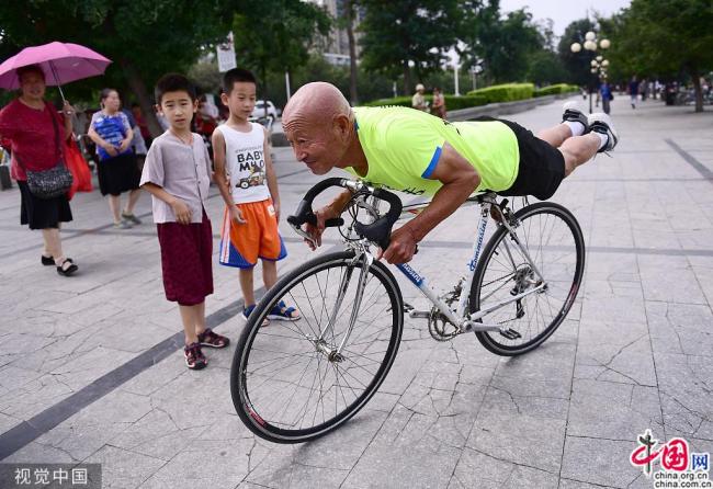 Photos : des seniors férus de sport dans les parcs chinois