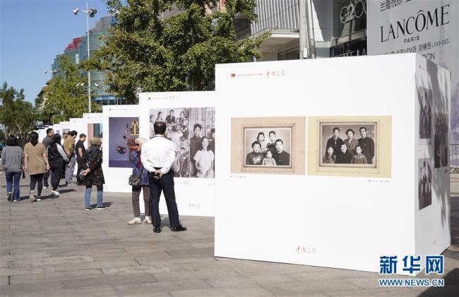 Le 8 octobre, une exposition photo sur la vie des Chinois, organisée par la Fédération des écrivains chinois, l'Association des photographes chinois et le district de Dongcheng, s'est ouverte à Beijing. Quelque 300 photos ont été exposées sur deux thèmes différents, à savoir « Le pays » et « La famille », pour montrer l'essor historique de la Chine.