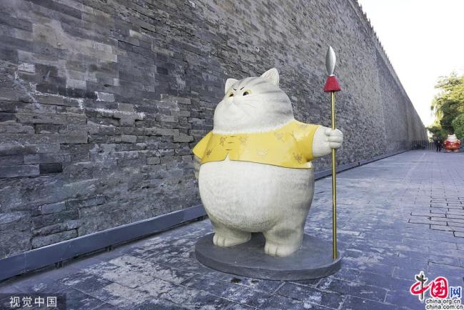 Photo prise le 27 octobre, montrant de grandes statues de chats vivant à la Cité interdite. Il s’agit de nouvelles créations originales portant sur la culture impériale chinoise qui ont attiré de nombreux visiteurs. (Photos: Liu Jing/VCG)