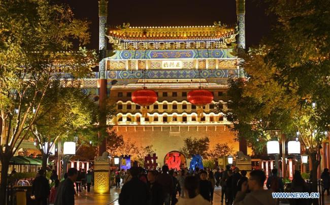  Des gens visitent l'avenue de Qianmen lors du 6e festival historique et culturel de Qianmen, dans le centre-ville de Beijing, capitale chinoise, le 1er novembre 2019. Le festival a débuté vendredi avec une série d'expositions et de salons culturels à thème. (Photo : Chen Zhonghao)