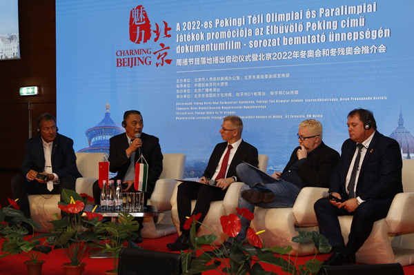 Discussions entre invités hongrois et chinois