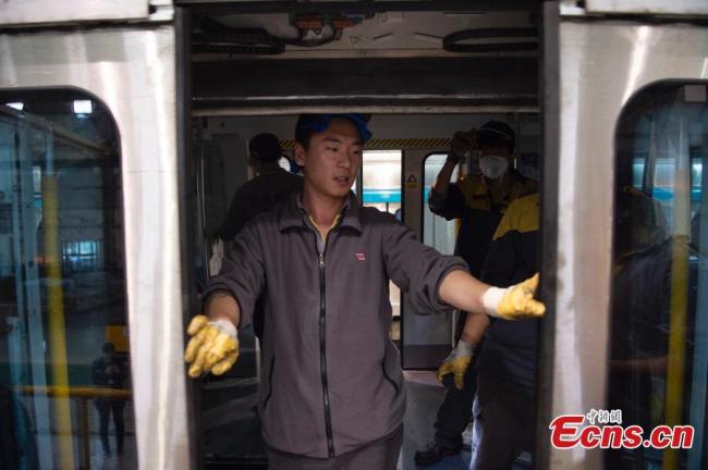 Des rames du métro de Beijing dans un atelier de maintenance