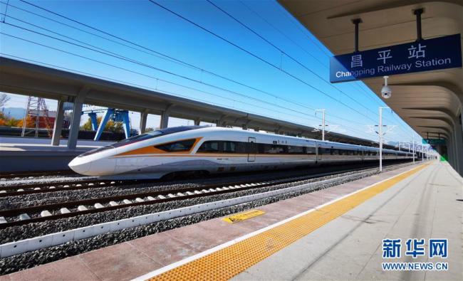 Le 7 novembre, des wagons avec des équipements intelligents ont été mis à l’essai sur la ligne de TGV Beijing-Zhangjiakou, entre la gare de Changping (à Beijing) et la gare nord de Xiahuayuan (dans la province du Hebei). La vitesse maximale de ces trains peut atteindre 350 km/h.