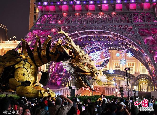 Le cheval-dragon Long Ma, une imposante créature mécanique de 12 mètres de haut conçue par la compagnie nantaise La Machine, a participé les 22 et 24 novembre à un défilé à Macao, dans le cadre des célébrations du 20e anniversaire de la rétrocession de Macao à la partie continentale de la Chine.