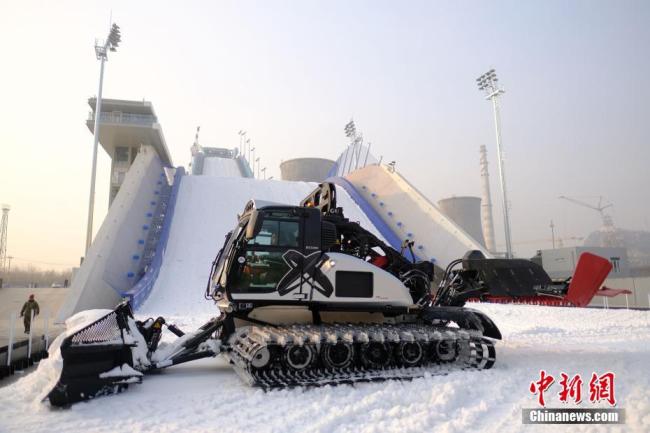 Le 8 décembre, de la neige artificielle a commencé à être dispersée dans le parc Shougang de Beijing, qui accueillera prochainement une compétition mondiale de ski et de snowboard.