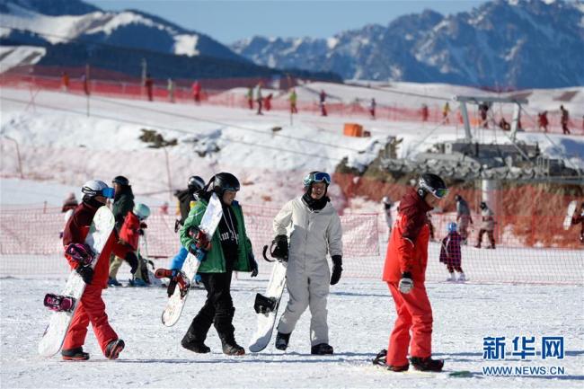 Photos prises le 8 décembre, montrant la joie d’amateurs de ski dans la région autonome ouïghoure du Xinjiang. Avec les baisses de températures, de plus en plus de stations de ski du Xinjiang ouvrent au public.
