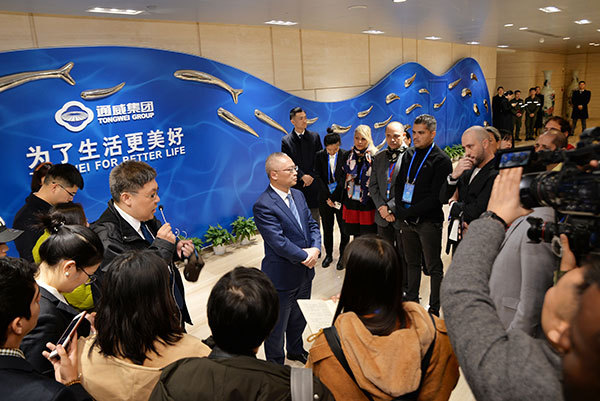 Hu Rongzhu, vice-président du Groupe Tongwei, a accordé une interview collective à plusieurs médias étrangers.