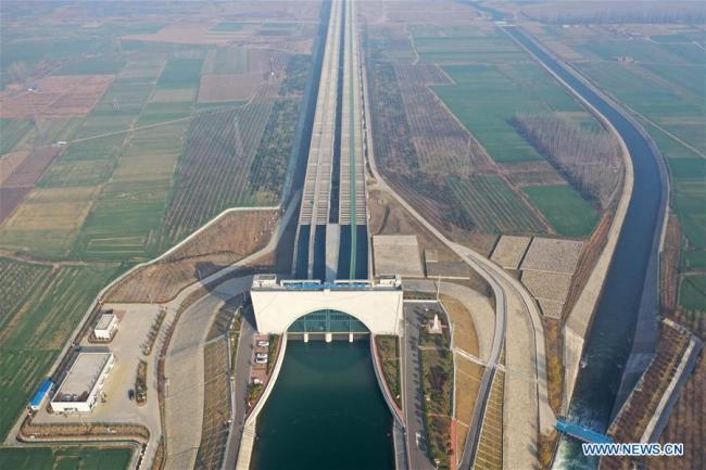  Photo aérienne prise le 9 décembre 2019 montrant l'aqueduc de Shahe du trajet médian du projet d'adduction d'eau du sud vers le nord dans la province chinoise du Henan (centre). (Photo : Feng Dapeng)