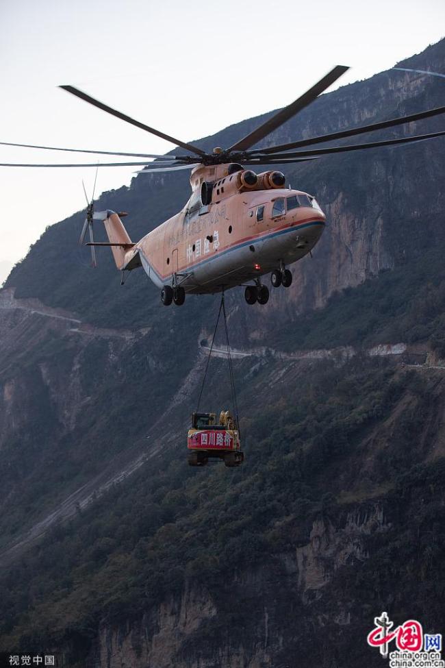 Sichuan : un hélicoptère Mi-26 apporte de grands équipements dans des villages reculés