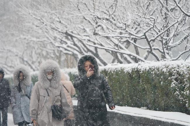 Des piétons marchent sous la neige à Beijing, capitale chinoise, le 16 décembre 2019. De la neige est tombée sur Beijing lundi. (Photo : Ju Huanzong)