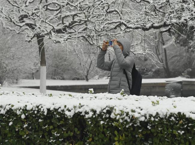 Des piétons marchent sous la neige à Beijing, capitale chinoise, le 16 décembre 2019. De la neige est tombée sur Beijing lundi. (Photo : Ju Huanzong)