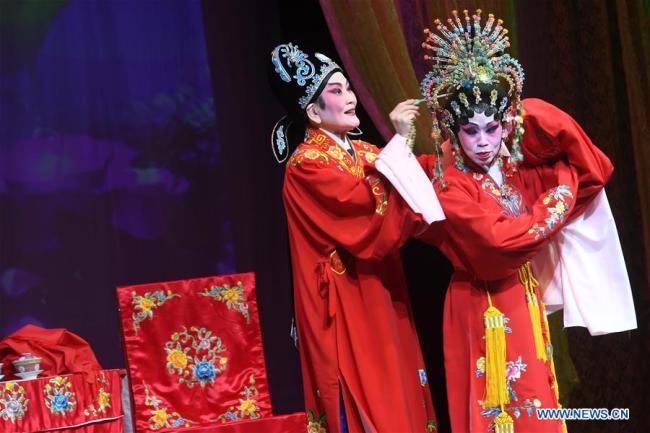 Des chanteurs d'opéra chinois interprètent un opéra cantonais traditionnel dans le cadre des Célébrations du Nouvel An chinois 2020 de Chinatown, au Théâtre populaire Kreta Ayer, à Singapour, le 5 janvier 2020. (Photo : Then Chih Wey)