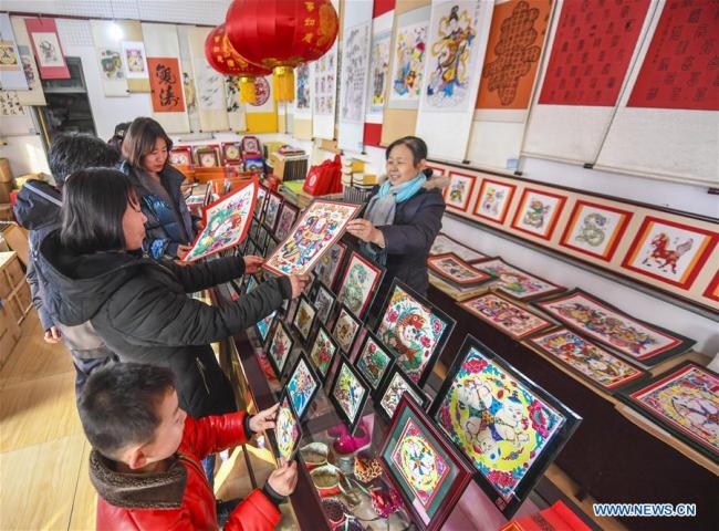  Des clients achètent des estampes de Nouvel An dans un magasin à Wuqiang, district de la province chinoise du Hebei (nord), le 12 janvier 2020. A l'approche de la fête du Printemps, la vente des estampes de Nouvel An est entrée dans sa haute saison à Wuqiang. L'estampe de Nouvel An a été inscrite au patrimoine culturel immatériel national en 2006. (Photo : Li Xiaoguo)