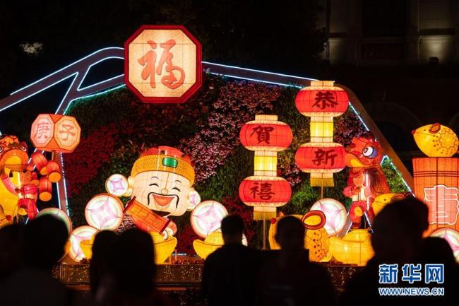 Le 18 janvier, pour célébrer l’arrivée de l’Année du Rat, la Région administrative spéciale (RAS) de Macao a fait allumer des lanternes thématiques sur 78 sites de la ville, dont le Largo do Senado, ce qui a attiré beaucoup d’habitants locaux amateurs de photographie.