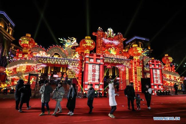 Des touristes visitent un festival des lanternes à Dalian, dans la province du Liaoning (nord-est de la Chine), le 17 janvier 2020. (Xinhua/Pan Yulong)