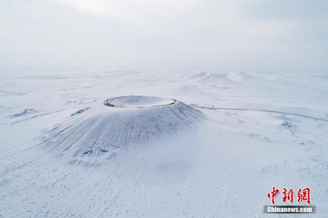 Photo prise le 19 janvier par un drone, montrant les volcans éteints d’Ulan Hada couverts de neige. Situé dans la bannière arrière droite de Chahar, en Mongolie intérieure, ce site compte plus de 30 volcans endormis de tailles différentes.