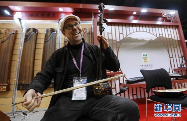 ​Des instruments de musique chinois présentés dans une exposition d'instruments de musique en Californie