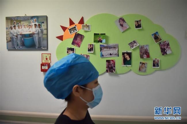 Photos prises le 3 février dans une salle affectée à des personnes malades à l’hôpital de Ditan, à Beijing, où trois zones d’hospitalisation et une unité de soins intensifs sont désormais utilisées spécialement pour recevoir les patients infectés par le nouveau coronavirus.