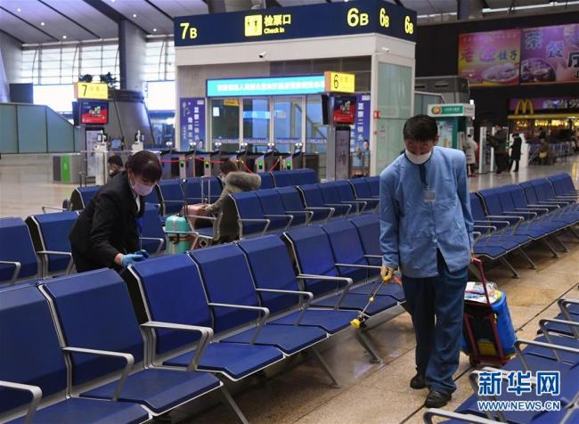 Photos prises le 6 février, montrant des employés en train de stériliser les zones publiques importantes à la gare du Sud de Beijing. Pour mieux assurer la sécurité des déplacements, la gare du Sud de Beijing a intensifié ses efforts de désinfection et a renforcé les contrôles de température des passagers.