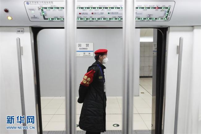 Photo prise le 10 février, montrant la capitale chinoise au premier jour de retour au travail. Les autorités de Beijing avaient prolongé les vacances de la fête du Printemps jusqu'au 9 février pour freiner la propagation du nouveau coronavirus. (Photos: Shen Bohan/Xinhua)