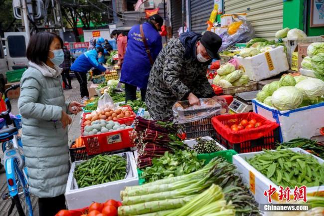 Des habitants achètent des légumes sur un marché agricole en plein air dans le district de Jianghan à Wuhan, chef-lieu de la province du Hubei (centre), le 10 février 2020. Les autorités de la ville ont poussé la reprise du fonctionnement des marchés agricoles pour assurer l’approvisionnement des fournitures quotidiennes des habitants de la ville. Au 8 février, un total de 14 marchés dans la rue avaient été mis en service. (Photos: Zhang Chang/Chinanews)