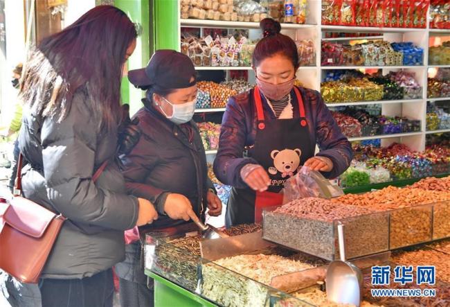 A l'approche du Nouvel An tibétain, l'atmosphère de fête s'est intensifiée à Lhassa, au Tibet. Malgré l’épidémie de nouveau coronavirus COVID-19, les habitants locaux sont sortis faire des courses dans les marchés traditionnels. Photos prises le 13 février. (Photos: Zhang Rufeng/Xinhua)
