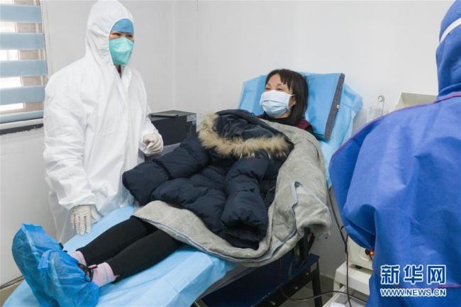 Quatre patients guéris donnent leur plasma, le 17 février, au Wuhan Blood Center.