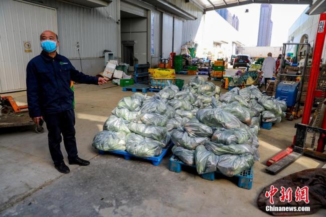 Le 18 février, des employées sont en train de trier des légumes dans une société coopérative siégée dans le district de Dongxihu à Wuhan. Ces derniers jours, la ville de Wuhan a publié une directive pour assurer l’offre des légumes pendant l’épidémie.