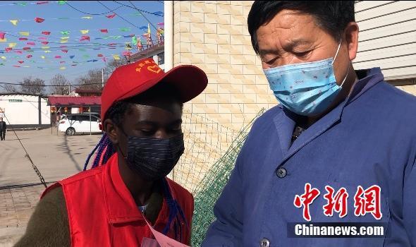 Une jeune mariée africaine travaille comme bénévole dans un village chinois pour lutter contre l’épidémie