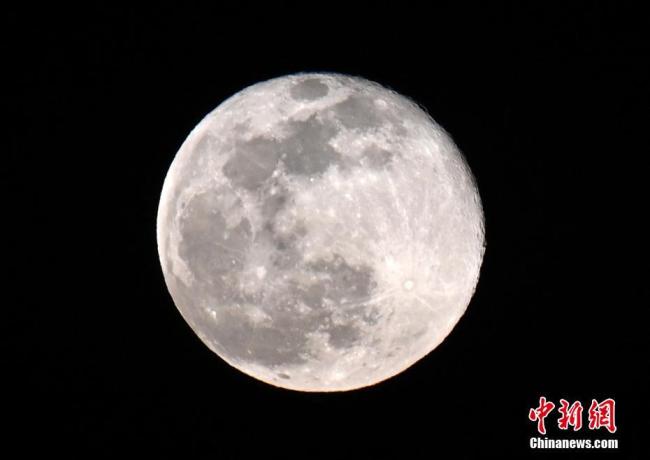 Découvrez en images la super lune qui a éclairé le 10 mars le ciel de Beijing. (Photo: Mao Jianjun/ChinaNews)