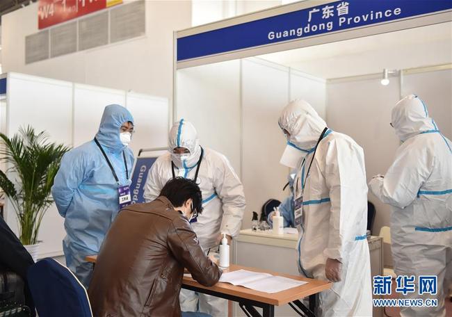 Photo prise le 14 mars, montrant un passager enregistrant ses informations personnelles dans la zone de réception des passagers souhaitant se rendre au Guangdong, dans le nouveau Centre international d’exhibition de Beijing. (Photos: Chen Zhonghao/Xinhua)