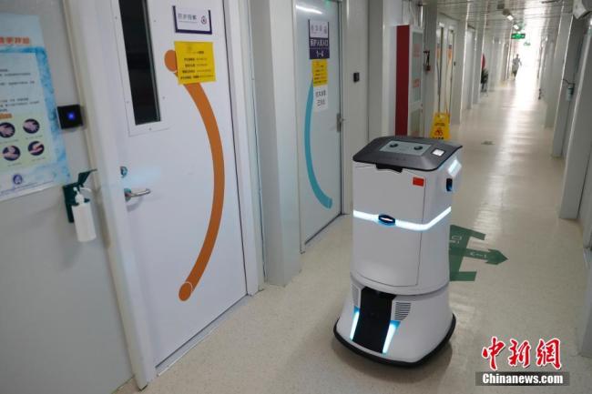 Un robot en train de désinfecter le couloir, le 30 mars, à l’hôpital Xiaotangshan, à Beijing.(Photo: Han Haidan/ChinaNews)
