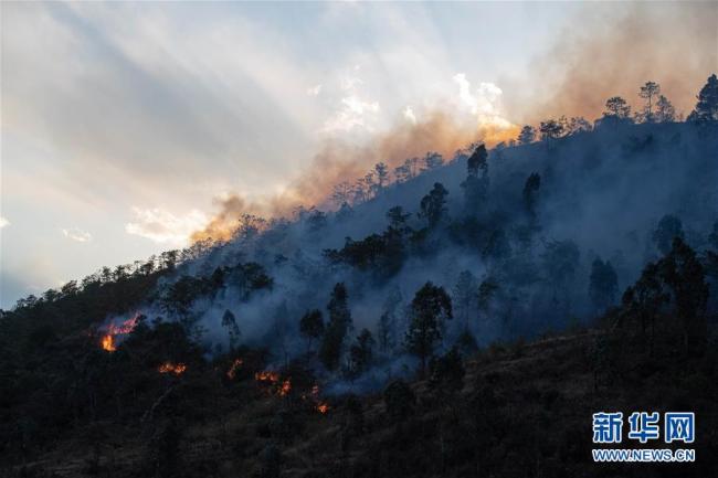 L’incendie de forêt vu du ciel, le 31 mars, à Xichang.