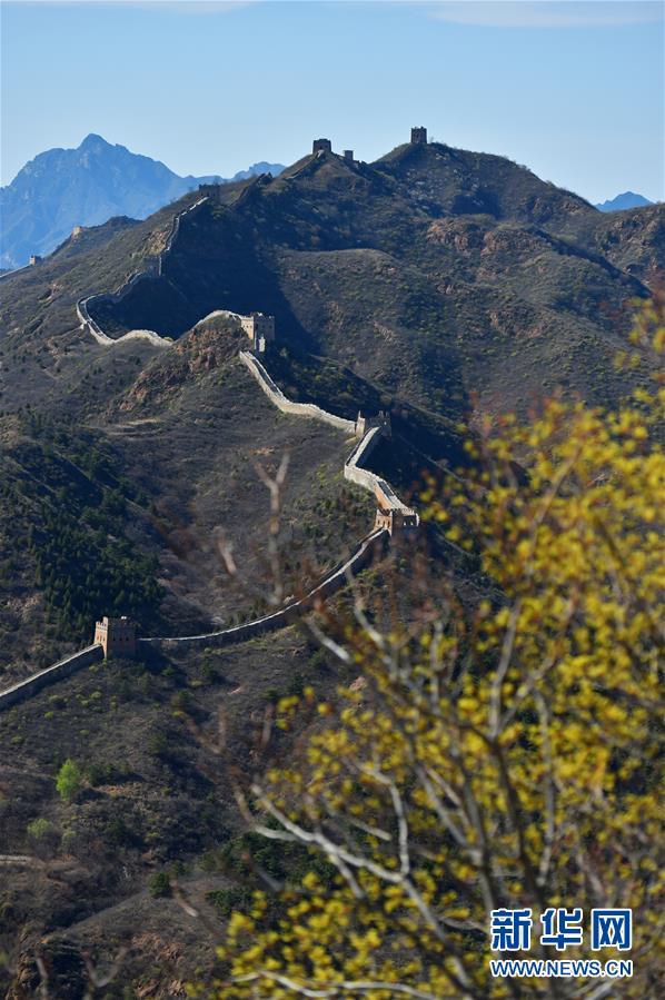 Photo aérienne prise le 13 avril, montrant les paysages printaniers de la section Simatai de la Grande Muraille, à Beijing. (Photos: Zhang Chenlin, Chen Zhonghao/Xinhua)