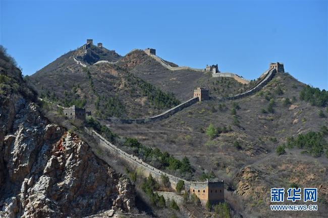 Photo aérienne prise le 13 avril, montrant les paysages printaniers de la section Simatai de la Grande Muraille, à Beijing. (Photos: Zhang Chenlin, Chen Zhonghao/Xinhua)