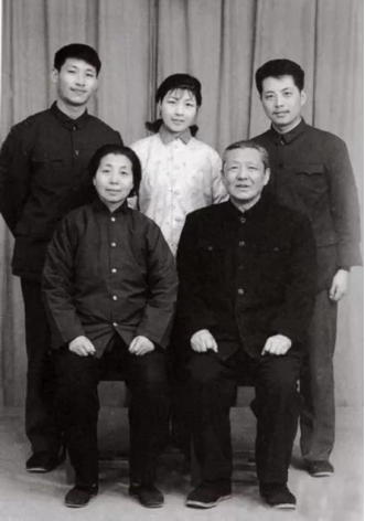 En 1975, Xi Zhongxun et Qi Xin ont pris une photo avec leurs enfants à la galerie de photographie Hongqi à Luoyang.