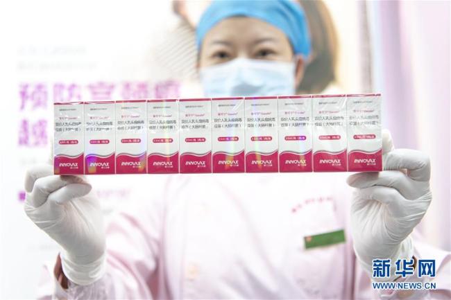 Une infirmière montre des vaccins anti-HPV de production chinoise, le 18 mai, au Hubei Maternity and Child Health Care Hospital. 