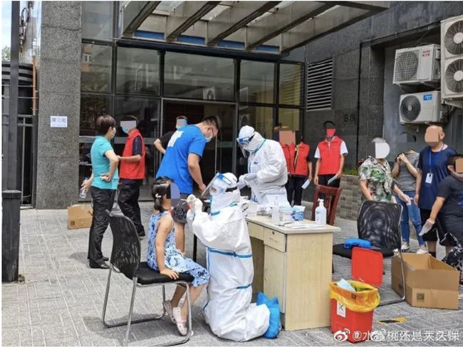 Beijing en pleine canicule, combinaisons de protection hermétiques, un travailleur à genoux pour servir un enfant. On se baisse pour vous saluer !<br>_@Les choses de Beijing que les Pékinois ne savent pas <br>