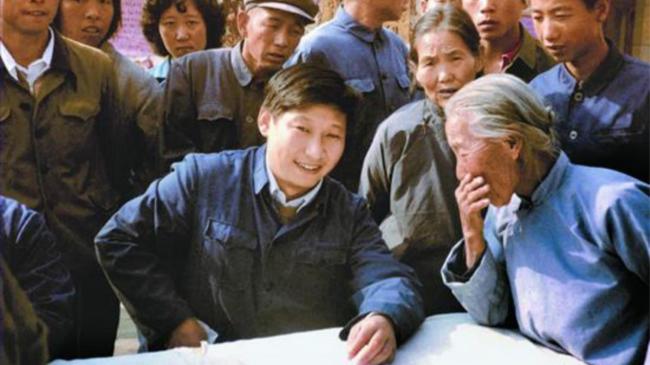En 1983, Xi Jinping, alors secrétaire du Comité du PCC pour le district de Zhengding au Hebei, écoutait les opinions des masses.