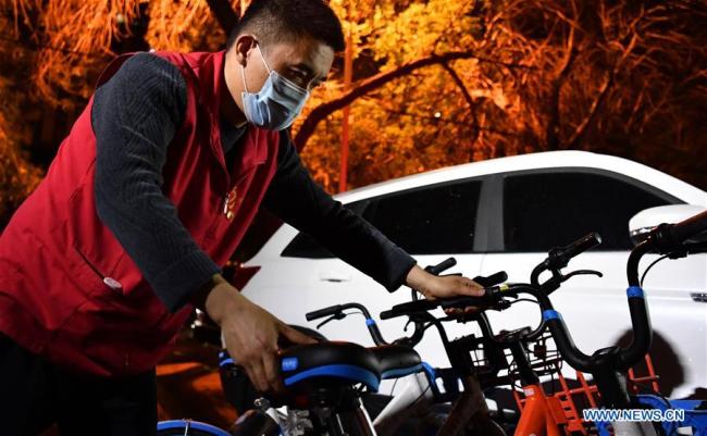 Yang Longming classe les vélos partagés dans le parking