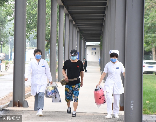 Sortie de l'hôpital d'un chauffeur de bus de Beijing, le premier patient guéri de la dernière résurgence épidémique du marché de Xinfadi
