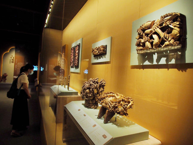 Le Musée national de Chine organise une exposition de sculptures en bois de Chaozhou