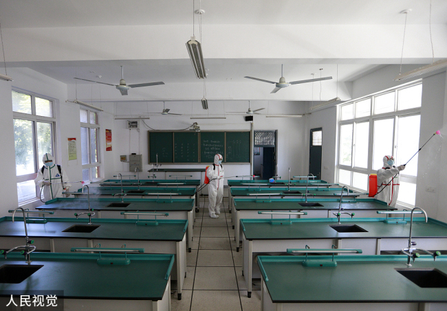 Une opération de désinfection générale a été effectuée par des pompiers dans un lycée à Wuhan afin de se préparer pour la prochaine rentrée. Les élèves ont terminés leurs cours en ligne le 5 juillet et devraient retourner en classe le 10 août.